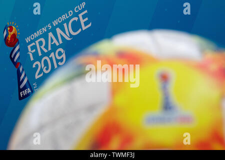 21 juin 2019, la France (France), Grenoble : Football, Coupe du Monde : des femmes : une balle est en face du logo de la Coupe du Monde de Football Féminin 2019 en France. Photo : Sebastian Gollnow/dpa Banque D'Images