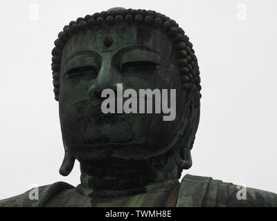 Portrait du grand Bouddha de Kamakura au Japon sur fond blanc Banque D'Images