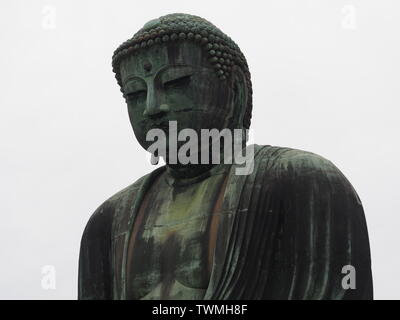 Portrait du grand Bouddha de Kamakura au Japon sur fond blanc Banque D'Images