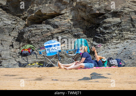 Cornwall, Angleterre, Royaume-Uni. Météo France : Vendredi 21 juin 2019. Lumière du soleil chaude arrive sur les parties du Royaume-Uni y compris Harlyn Bay à Cornwall comme ces visiteurs plage découverte. Une famille jouissant de la lumière du soleil chaude et relaxante à Harlyn Bay, Cornwall, UK Crédit : DGDImages/Alamy Live News Banque D'Images