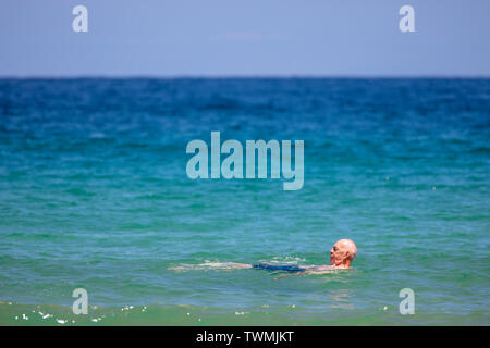 Cornwall, Angleterre, Royaume-Uni. Météo France : Vendredi 21 juin 2019. Lumière du soleil chaude arrive sur les parties du Royaume-Uni y compris Harlyn Bay à Cornwall comme ces visiteurs plage découverte. Credit : DGDImages/Alamy Live News Banque D'Images