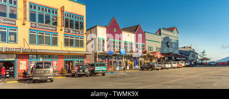 17 septembre 2018 - Ketchikan, Alaska : commerces et des véhicules en stationnement sur les épinettes Mill Way en fin d'après-midi chaud du soleil. Près de l'heure de fermeture, avec peu de gens sur st Banque D'Images