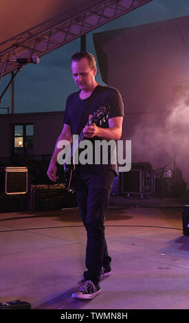 19 juin 2019 - LA VEILLE 6 membre JON SIEBELS rocks la foule à Neptune Park sur 31e rue à Virginia Beach, Virginie le 19 juin 2019..Photo Â© Jeff Moore (crédit Image : © Jeff Moore/Zuma sur le fil) Banque D'Images