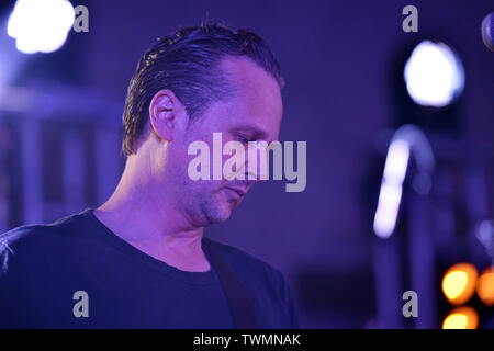 19 juin 2019 - LA VEILLE 6 membre JON SIEBELS rocks la foule à Neptune Park sur 31e rue à Virginia Beach, Virginie le 19 juin 2019..Photo Â© Jeff Moore (crédit Image : © Jeff Moore/Zuma sur le fil) Banque D'Images