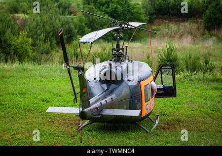 12 juin 2019, Basse-Saxe, Faßberg : un hélicoptère SAR du type Bell UH-1D des Forces armées allemandes, se dresse sur le domaine de la base aérienne Faßberg. Photo : Philipp Schulze/dpa Banque D'Images