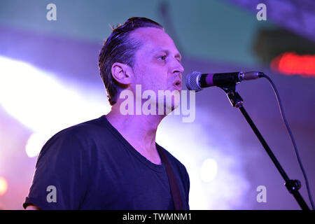 19 juin 2019 - LA VEILLE 6 membre JON SIEBELS rocks la foule à Neptune Park sur 31e rue à Virginia Beach, Virginie le 19 juin 2019..Photo Â© Jeff Moore (crédit Image : © Jeff Moore/Zuma sur le fil) Banque D'Images