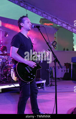 19 juin 2019 - LA VEILLE 6 membre JON SIEBELS rocks la foule à Neptune Park sur 31e rue à Virginia Beach, Virginie le 19 juin 2019..Photo Â© Jeff Moore (crédit Image : © Jeff Moore/Zuma sur le fil) Banque D'Images