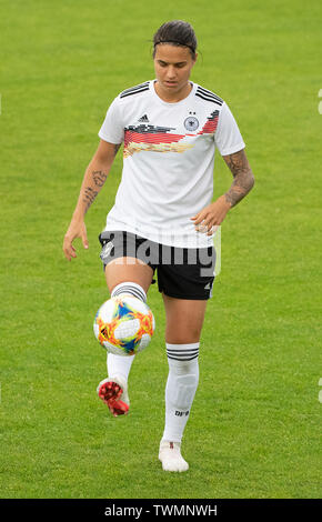 21 juin 2019, la France (France), Grenoble : Football, les femmes : WM, équipe nationale, l'Allemagne, l'entraînement final : Dzsenifer Marozsan joue un ballon. Photo : Sebastian Gollnow/dpa Banque D'Images