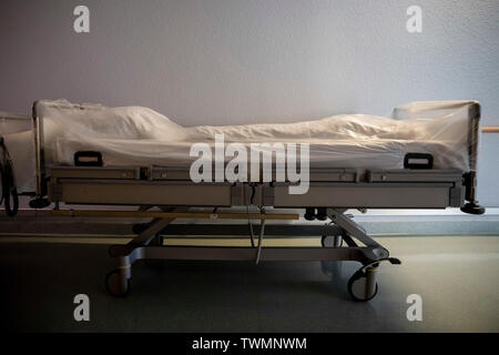 Berlin, Allemagne. 21 Juin, 2019. Un lit recouvert d'aluminium peut être vu lors d'une visite du maire de Berlin, Müller, à l'accident de Berlin. Credit : Christoph Soeder/dpa/Alamy Live News Banque D'Images