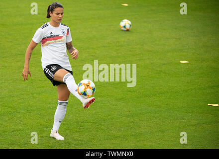 21 juin 2019, la France (France), Grenoble : Football, les femmes : WM, équipe nationale, l'Allemagne, l'entraînement final : Dzsenifer Marozsan joue un ballon. Photo : Sebastian Gollnow/dpa Banque D'Images