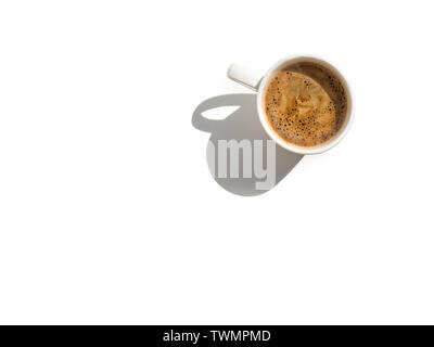 Tasse de café blanc sur blanc Vue de dessus de table isolé sur blanc. Composition éparse with copy space Banque D'Images