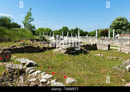 Complexe archéologique Abritus avec murs intérieurs et les colonnes de l'édifice en ruines aspect authentique, ancienne ville romaine dans la ville actuelle Razgrad Banque D'Images