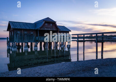 Un hangar à bateaux à l'Ammersee à Stegen (Bavière) Banque D'Images