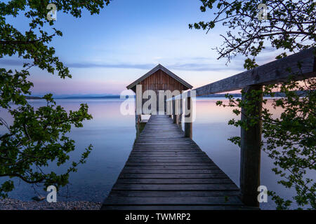 Un hangar à bateaux à l'Ammersee à Stegen (Bavière) Banque D'Images