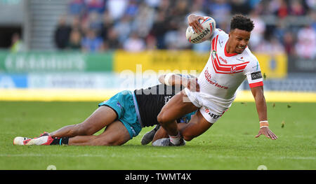 St Helens' Regan Grace est abordé par Leeds Rhinos' Kallum Watkins pendant le super match de championnat au stade totalement méchants, St Helens. Banque D'Images