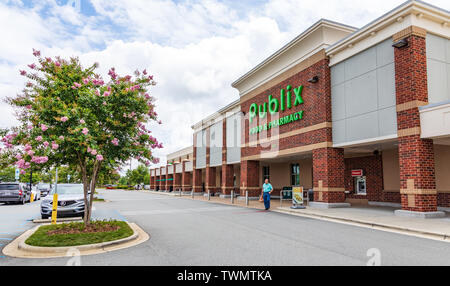 MOORESVILLE, NC, USA - Le 19 juin 2019 : Publix Food & Pharmacy building et parking. Banque D'Images