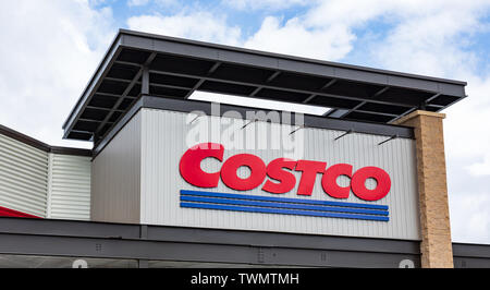 MOORESVILLE, NC, USA - Le 19 juin 2019 : Le logo de Costco sur la face avant de l'extérieur d'un magasin local. Banque D'Images