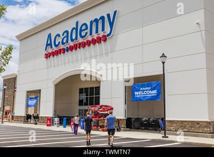 MOORESVILLE, NC, USA - Le 19 juin 2019 : ouverture d'un nouveau magasin de détail Sports Academy. Banque D'Images