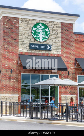 STATESVILLE, NC, USA - Le 19 juin 2019 : Un café Zimmermann Starbucks locaux, avec un couple à l'extérieur par une journée ensoleillée. Banque D'Images