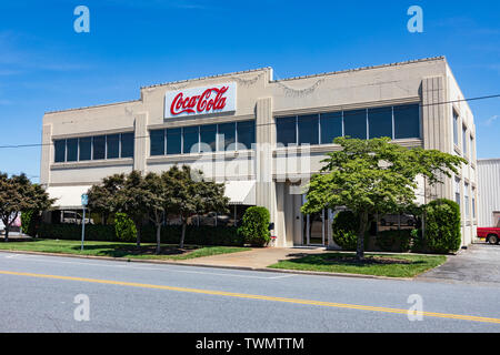 HICKORY, NC, USA - 21 juin 2019 : un vieux classique de la construction de maisons, l'installation de distribution de Coca-Cola, construit en 1937. Banque D'Images