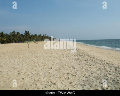 Plage de sable et de ciel bleu sur la mer d'Oman au Kerala Inde Banque D'Images