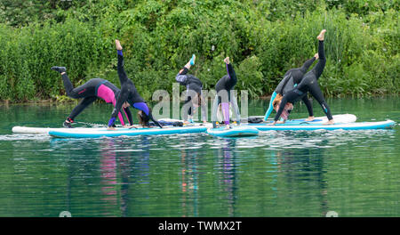 Upminster, Essex, Royaume-Uni. 21 juin 2019. Une nouvelle initiative de mieux-être a été lancée aujourd'hui par Yogactive : Stand up Paddleboard vinyasa yoga tenue au Centre d'Aventure Stubbers Upminster Crédit Essex Ian Davidson/Alamy Live News Banque D'Images