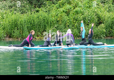 Upminster, Essex, Royaume-Uni. 21 juin 2019. Une nouvelle initiative de mieux-être a été lancée aujourd'hui par Yogactive : Stand up Paddleboard vinyasa yoga tenue au Centre d'Aventure Stubbers Upminster Crédit Essex Ian Davidson/Alamy Live News Banque D'Images