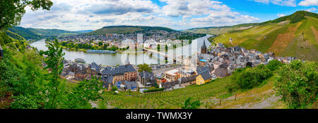 Vue panoramique de Bernkastel-Kues et la Moselle avec les vignobles de la Moselle-vallée. La Rhénanie-Palatinat en Allemagne. Banque D'Images