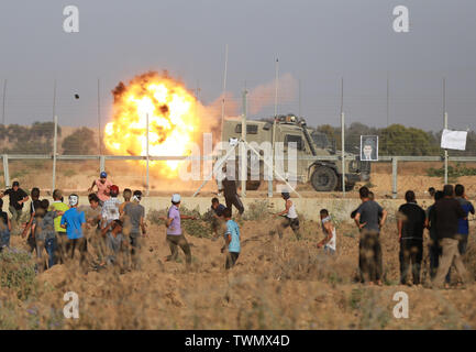 La bande de Gaza. 21 Juin, 2019. Des manifestants palestiniens en conflit avec les troupes israéliennes sur la frontière Gaza-Israel, à l'est de al-Bureij camp de réfugiés au centre de la bande de Gaza, le 21 juin 2019. Au moins 81 Palestiniens ont été blessés vendredi après-midi au cours d'affrontements entre manifestants palestiniens et soldats israéliens à l'est de la bande de Gaza, près de la frontière avec Israël, a déclaré que les infirmiers. Credit : Yasser Qudih/Xinhua/Alamy Live News Banque D'Images