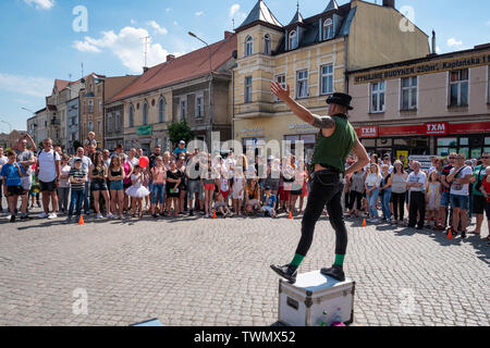 Mangeur de feu - street performer sur OVNI - festival de rue de curiosités, une réunion internationale d'artistes de rue, Szamotuly, Pologne Banque D'Images