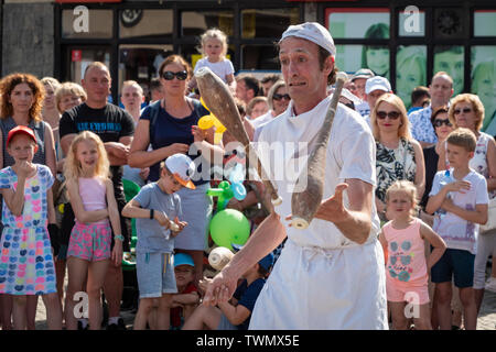 Clowns - artiste de rue sur les OVNI 2019 - festival de rue de curiosités, une réunion internationale d'artistes de rue, Szamotuly, Pologne Banque D'Images