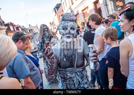 Statue vivante sur les OVNI - festival de rue de curiosités, une réunion internationale d'artistes de rue, Szamotuly, Pologne Banque D'Images