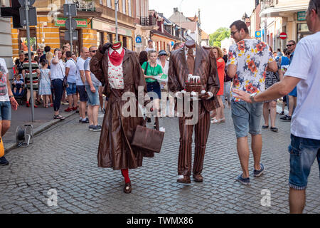 Statue vivante sur les OVNI - festival de rue de curiosités, une réunion internationale d'artistes de rue, Szamotuly, Pologne Banque D'Images