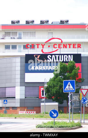 Hanau, Allemagne - 16 juin 2019 : Le centre-ville centre commercial avec les diverses affiches de certains fournisseurs de marque le 16 juin 2019 à Hanau. Banque D'Images