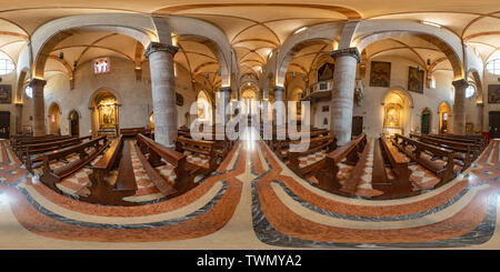 Vue panoramique à 360° de Gemona del Friuli, région du Frioul-Vénétie Julienne, Italie. 360 ° vue panoramique de l'intérieur de la cathédrale de Santa Maria Assunta.