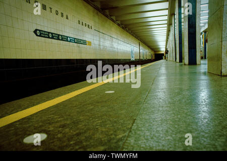 Plate-forme du métro - Douce nuit sans personnes, concept d'entreprise. Banque D'Images