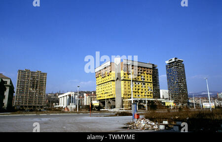 15 mars 1993 pendant le siège de Sarajevo : gravement endommagé l'hôtel Holiday Inn et les Twin Towers Unis sur Sniper Alley. Le bâtiment blanc entre les tours est le Dr Abdulah Hôpital Général Nakas, connu localement comme la 'ville' ou 'Français' l'hôpital pendant la guerre. L'assiégeant les forces serbes étaient à peine 200 mètres. Banque D'Images