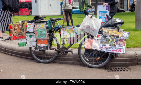 Glasgow, Ecosse, Royaume-Uni. 21 juin 2019. Les jeunes personnes qui protestaient contre le changement climatique à George Square à Glasgow. Banque D'Images