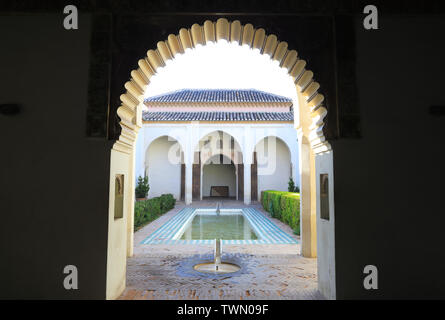 La cour-jardin avec piscine à la citadelle Maure de l'Alcazaba dans la ville de Malaga, en Espagne, en Europe Banque D'Images