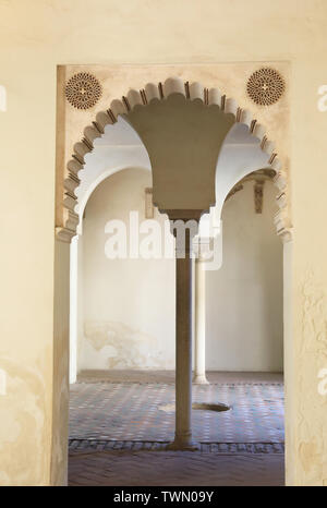 Détails de l'architecture dans les cours de la Citadelle mauresque, l'Alcazaba de Malaga, sur la Costa del Sol, Espagne, Europe Banque D'Images