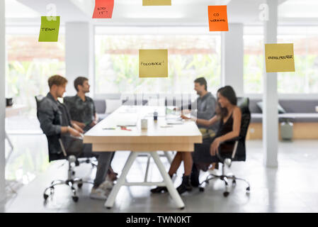 Groupe de jeunes entrepreneurs qui travaillaient ensemble dans un espace de coworking Banque D'Images