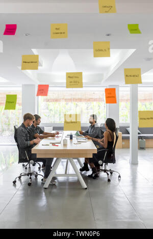 Groupe de jeunes entrepreneurs qui travaillaient ensemble dans un espace de coworking Banque D'Images