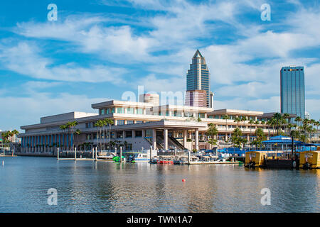 Tampa Bay, en Floride. Le 28 avril 2019 . Centre de Conventions de Tampa et colorée des bateaux taxi Banque D'Images