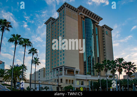 Tampa Bay, en Floride. Le 28 avril 2019. L'Embassy Suites Convention Center sur fond beige ciel ciel nuageux. Banque D'Images