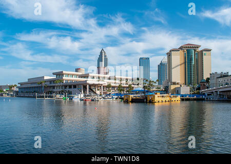 Tampa Bay, en Floride. Le 28 avril 2019. Vue panoramique sur Convention Center Embassy Suites , gratte-ciels nuageux et sur l'arrière-plan. Banque D'Images