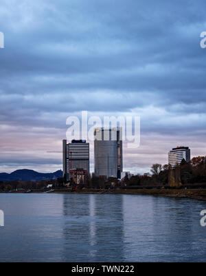 Vue de la Post Tower et bâtiment de l'Organisation des Nations Unies du rhin au crépuscule. Banque D'Images