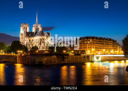 Seine et Notre Dame de Paris de nuit à Paris, France. Banque D'Images