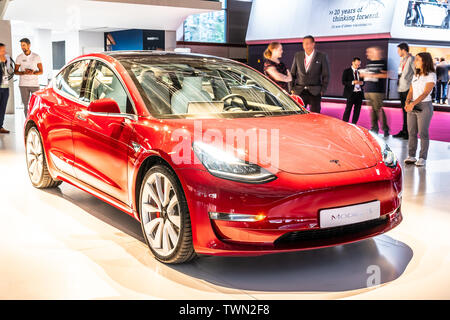 Paris, France, Oct 02, 2018 rouge métallique modèle 3 Tesla au Mondial Automobile de Paris, produit par le constructeur automobile américain Tesla, Elon Musk actionnaire principal Banque D'Images