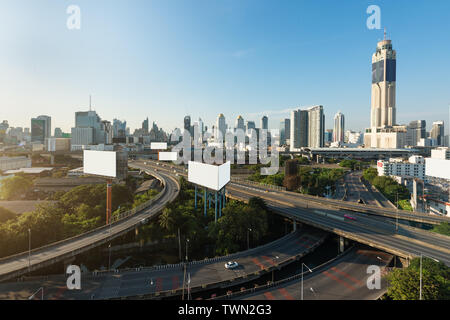 Vue panoramique de la ville de Bangkok dans le quartier des affaires moderne de construction avec expressway au centre-ville au matin à Bangkok, Thaïlande. Banque D'Images