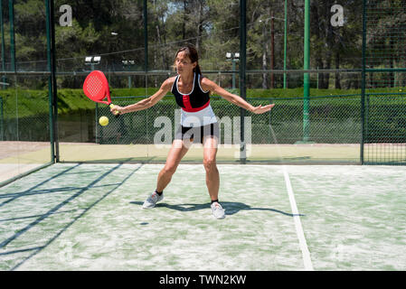 Femme jouant le padel outdoor Banque D'Images